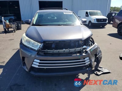Piąte zdjęcie samochodu w środku: 2018 TOYOTA HIGHLANDER LE VIN:5TDZARFH4JS038786 - miniatura