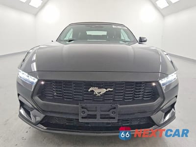 Piąte zdjęcie samochodu w środku: 2024 FORD MUSTANG VIN:1FAGP8UH9R5132608 - miniatura