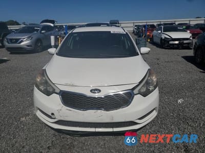 Piąte zdjęcie samochodu w środku: 2016 KIA FORTE LX VIN:KNAFK4A66G5604211 - miniatura