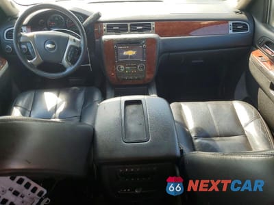 Zdjęcie 8 z 13 samochodu: 2013 CHEVROLET SUBURBAN K1500 LT VIN:1GNSKJE74DR146070 - miniatura