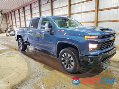 Czwarte zdjęcie samochodu z boku: 2026 CHEVROLET SILVERADO K2500 CUSTOM VIN:2GC4KME7XT1131860 - miniatura