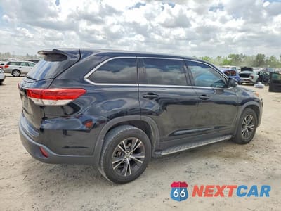Trzecie zdjęcie samochodu z tyłu: 2019 TOYOTA HIGHLANDER LE VIN:5TDZARFH5KS055551 - miniatura