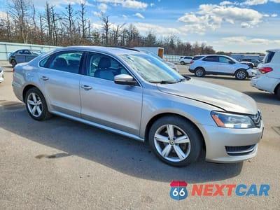 Czwarte zdjęcie samochodu z boku: 2013 VOLKSWAGEN PASSAT SE VIN:1VWBP7A35DC077437 - miniatura