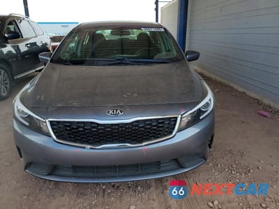 Piąte zdjęcie samochodu w środku: 2018 KIA FORTE S VIN:3KPFL4A78JE275936 - miniatura