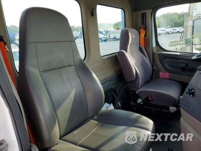 Zdjęcie 6 z 10 samochodu: 2014 FREIGHTLINER CASCADIA SEMI TRUCK VIN:1FUBGEDV0ELFT4298 - miniatura