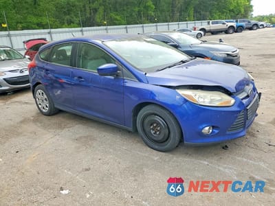 Czwarte zdjęcie samochodu z boku: 2012 FORD FOCUS SE VIN:1FAHP3K28CL420659 - miniatura
