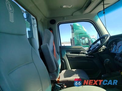 Piąte zdjęcie samochodu w środku: 2014 KENWORTH T680 SEMI TRUCK VIN:1XKYA48X4EJ403204 - miniatura
