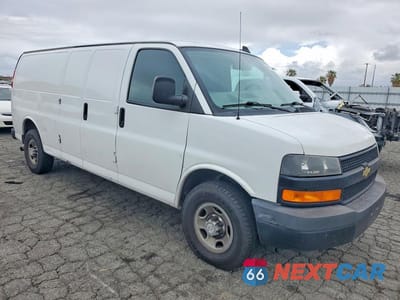 Czwarte zdjęcie samochodu z boku: 2018 CHEV EXPRESS G2500 VIN:1GCWGBFP6J1253924 - miniatura