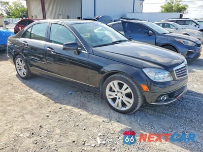 Czwarte zdjęcie samochodu z boku: 2011 MERCEDES-BENZ C 300 VIN:WDDGF5EB0BA508217 - miniatura