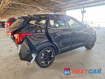 Trzecie zdjęcie samochodu z tyłu: 2025 KIA SELTOS EX VIN:KNDERCAA7S7798110 - miniatura