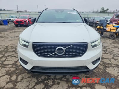 Piąte zdjęcie samochodu w środku: 2021 VOLVO XC40 T5 R-DESIGN VIN:YV4162UM6M2468172 - miniatura