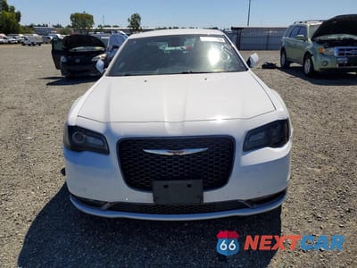 Piąte zdjęcie samochodu w środku: 2016 CHRYSLER 300 S VIN:2C3CCABG6GH269120 - miniatura