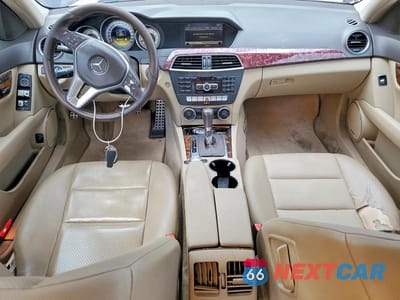Zdjęcie 8 z 12 samochodu: 2012 MERCEDES-BENZ C 250 VIN:WDDGF4HB2CA621934 - miniatura
