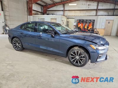 Czwarte zdjęcie samochodu z boku: 2022 VOLVO S60 B5 MOMENTUM VIN:7JRL12TZ5NG155207 - miniatura