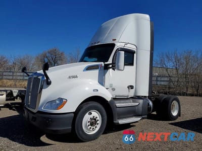 Drugie zdjęcie samochodu z przodu: 2016 KENWORTH T680 SEMI TRUCK VIN:1XKYA48X7GJ496707 - miniatura