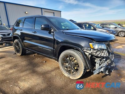 Czwarte zdjęcie samochodu z boku: 2017 JEEP GRAND CHEROKEE LAREDO VIN:1C4RJFAG5HC951971 - miniatura