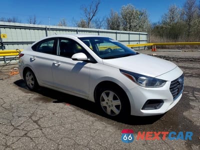Czwarte zdjęcie samochodu z boku: 2018 HYUNDAI ACCENT SE VIN:3KPC24A32JE033212 - miniatura