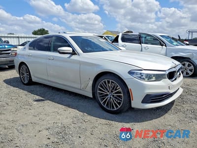 Czwarte zdjęcie samochodu z boku: 2019 BMW 530E VIN:WBAJA9C56KB254362 - miniatura