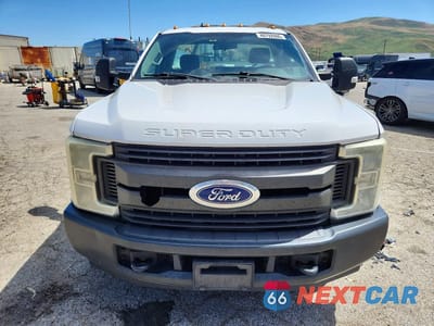 Piąte zdjęcie samochodu w środku: 2017 FORD F350 SUPER DUTY UTILITY / SERVICE TRUCK VIN:1FDRF3G62HEC47452 - miniatura