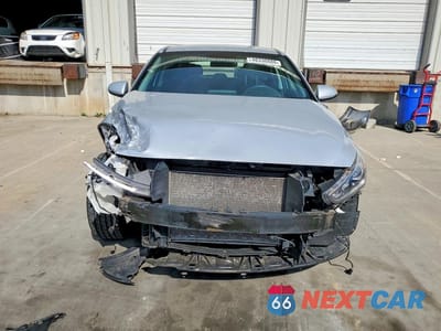 Piąte zdjęcie samochodu w środku: 2019 HYUNDAI ELANTRA GT BASE VIN:KMHH35LE2KU095019 - miniatura