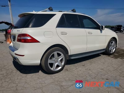 Trzecie zdjęcie samochodu z tyłu: 2015 MERCEDES-BENZ ML 400 4MATIC VIN:4JGDA5GB0FA591786 - miniatura