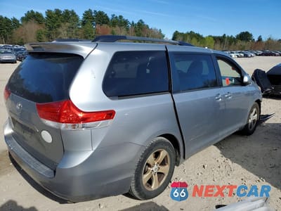 Trzecie zdjęcie samochodu z tyłu: 2011 TOYOTA SIENNA LE VIN:5TDKK3DC1BS157304 - miniatura