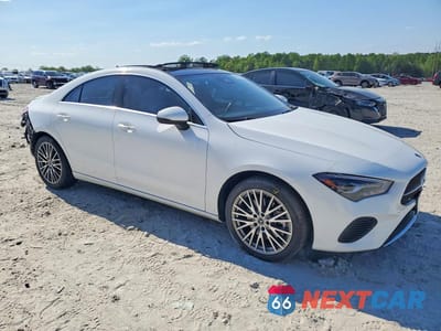 Czwarte zdjęcie samochodu z boku: 2025 MERCEDES-BENZ CLA 250 VIN:W1K5J4GB0SN554023 - miniatura