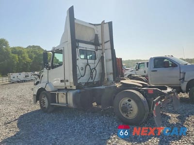 Trzecie zdjęcie samochodu z tyłu: 2018 VOLVO VNL SEMI TRUCK VIN:4V4N39TG5JN892460 - miniatura