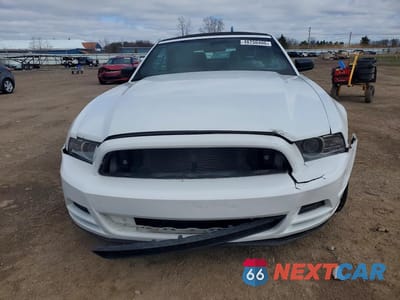Piąte zdjęcie samochodu w środku: 2014 FORD MUSTANG VIN:1ZVBP8EM5E5275689 - miniatura