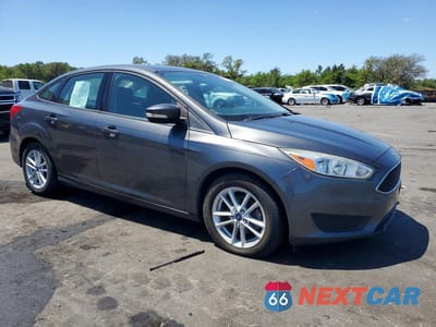 Czwarte zdjęcie samochodu z boku: 2017 FORD FOCUS SE VIN:1FADP3F2XHL289430 - miniatura
