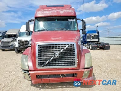Zdjęcie 9 z 10 samochodu: 2004 VOLVO VNL SEMI TRUCK VIN:4V4NC9TH14N363570 - miniatura