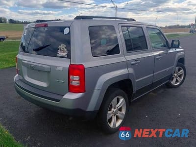 Czwarte zdjęcie samochodu z boku: 2015 JEEP PATRIOT LATITUDE VIN:1C4NJRFB9FD290370 - miniatura