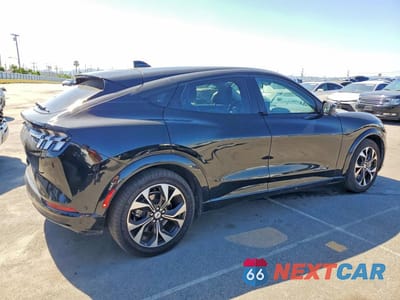 Trzecie zdjęcie samochodu z tyłu: 2023 FORD MUSTANG MACH-E PREMIUM VIN:3FMTK3SU4PMA96985 - miniatura