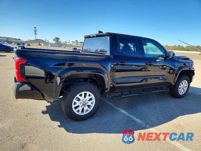 Trzecie zdjęcie samochodu z tyłu: 2026 TOYOTA TACOMA SR5 VIN:3TMLB5JNXTM210511 - miniatura