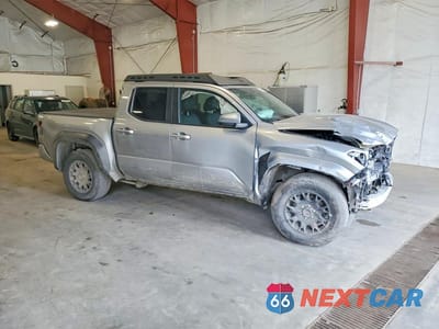 Czwarte zdjęcie samochodu z boku: 2025 TOYOTA TACOMA SR5 VIN:3TMLB5JN7SM149987 - miniatura