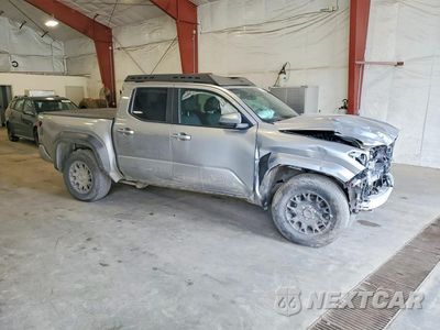 Czwarte zdjęcie samochodu z boku: 2025 TOYOTA TACOMA SR5 VIN:3TMLB5JN7SM149987 - miniatura