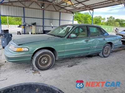 1997 FORD CROWN VICTORIA LX 2FALP74W0VX101795 - główne zdjęcie licytacji z USA - miniatura