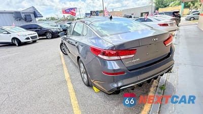 Trzecie zdjęcie samochodu z tyłu: 2020 KIA OPTIMA LX VIN:5XXGT4L30LG413221 - miniatura