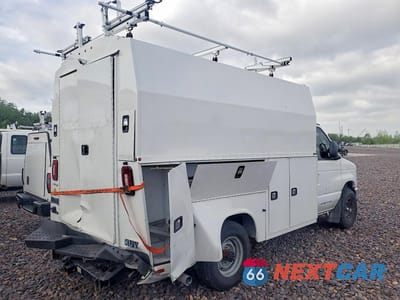 Trzecie zdjęcie samochodu z tyłu: 2025 FORD E350 UTILITY / SERVICE TRUCK VIN:1FDWE3FN4SDD31221 - miniatura