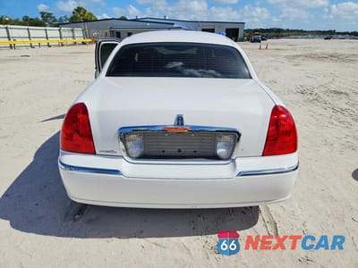 Zdjęcie 6 z 12 samochodu: 2008 LINCOLN TOWN CAR SIGNATURE LIMITED VIN:2LNHM82W78X654252 - miniatura