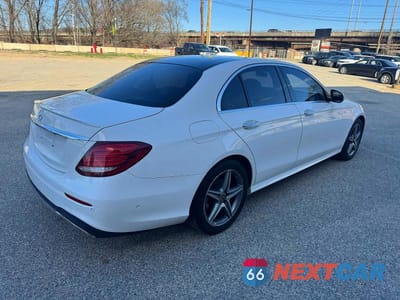 Czwarte zdjęcie samochodu z boku: 2018 MERCEDES-BENZ E 300 4MATIC VIN:WDDZF4KB4JA374625 - miniatura