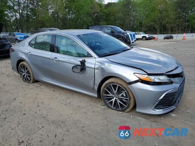 Czwarte zdjęcie samochodu z boku: 2022 TOYOTA CAMRY HYBRID XLE VIN:4T1F31AK0NU591014 - miniatura