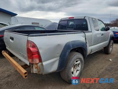 Trzecie zdjęcie samochodu z tyłu: 2011 TOYOTA TACOMA V6 VIN:5TFUU4EN0BX002116 - miniatura