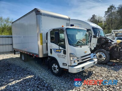 Czwarte zdjęcie samochodu z boku: 2022 CHEVROLET 4500HD BOX TRUCK VIN:JALCDW16XN7016274 - miniatura