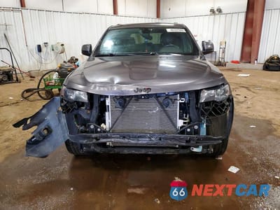 Piąte zdjęcie samochodu w środku: 2017 JEEP GRAND CHEROKEE LAREDO VIN:1C4RJFAGXHC767397 - miniatura