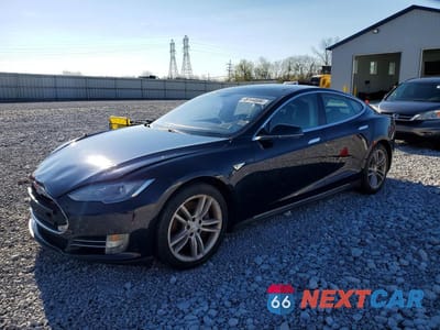 2013 TESLA MODEL S 5YJSA1AG5DFP08968 - główne zdjęcie licytacji z USA - miniatura