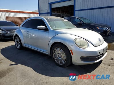 Czwarte zdjęcie samochodu z boku: 2013 VOLKSWAGEN BEETLE VIN:3VWJP7AT0DM604486 - miniatura