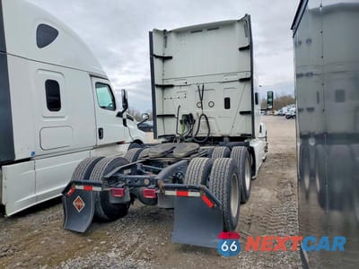Czwarte zdjęcie samochodu z boku: 2021 INTERNATIONAL LT625 - SEMI TRUCK VIN:3HSDZAPR0MN157680 - miniatura