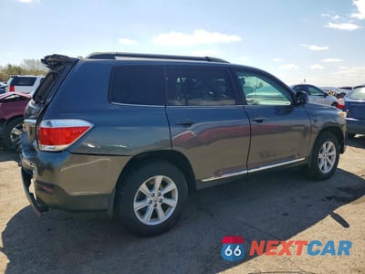 Trzecie zdjęcie samochodu z tyłu: 2013 TOYOTA HIGHLANDER BASE VIN:5TDBK3EH1DS202674 - miniatura