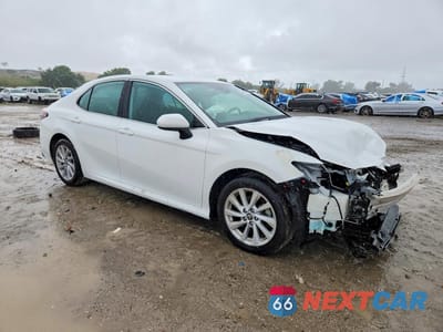 Czwarte zdjęcie samochodu z boku: 2022 TOYOTA CAMRY LE VIN:4T1C11AK2NU060079 - miniatura